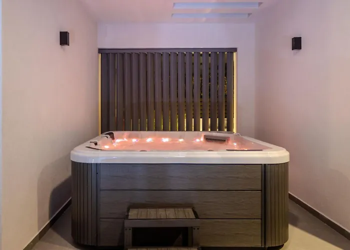Viventia With Heated Pool אפאנטו