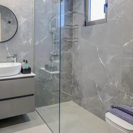 Viventia With Heated Pool Afándu