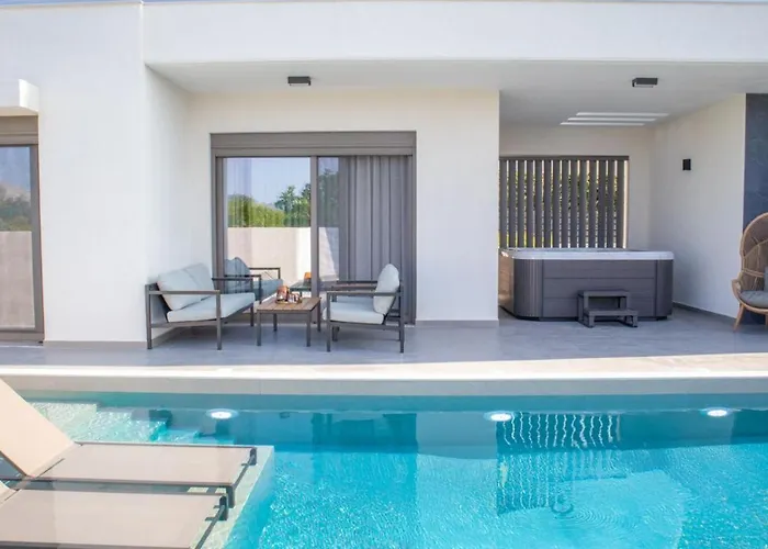 Viventia With Heated Pool أفانتو